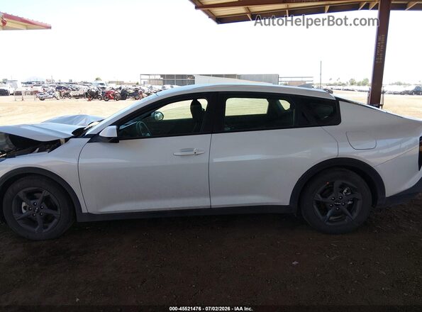 3KPFT4DE8TE268336 2026 KIA K4 White სალონის 360-გრადუსიანი ხედი