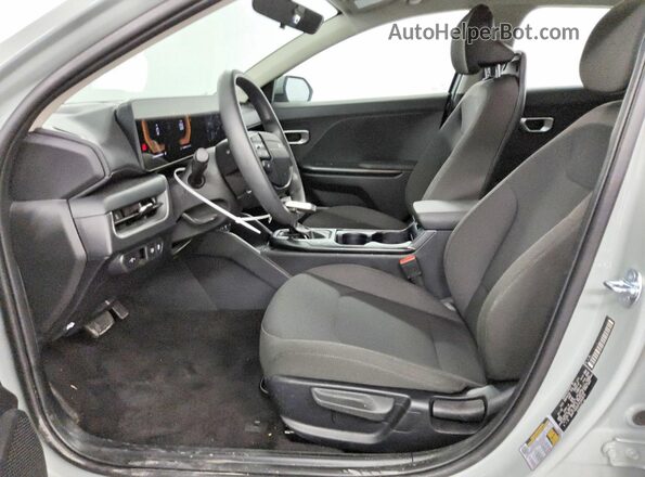3KPFT4DE8TE304879 2026 KIA K4 Green Вид салону спереду