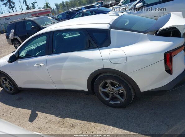 3KPFT4DE9SE008381 2025 KIA K4 White სალონის 360-გრადუსიანი ხედი