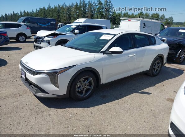 3KPFT4DE9SE008381 2025 KIA K4 White წინა მარცხენა ხედი სამი მეოთხედიდან