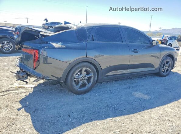 3KPFT4DE9SE102857 2025 KIA K4 Gray Trasero derecho