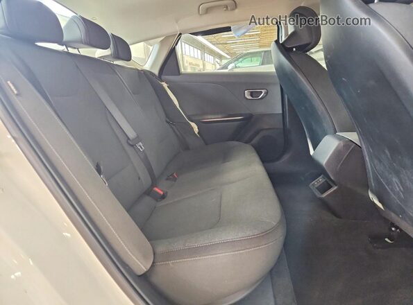 3KPFT4DE9SE158569 2025 KIA K4 White Widok tylnych siedzeń