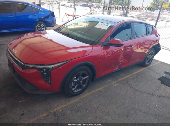 3KPFT4DEXSE023682 2025 KIA K4 Red წინა მარცხენა ხედი სამი მეოთხედიდან