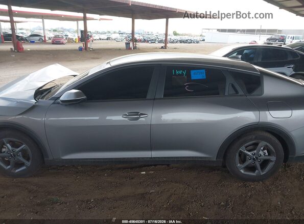 3KPFT4DEXSE102043 2025 KIA K4 Серый Вид задней части салона