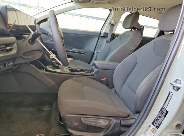 3KPFT4DEXTE290368 2026 KIA K4 Beige Вид салону спереду