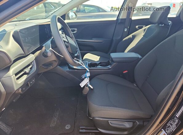 3KPFT4DEXTE317343 2026 KIA K4 Black Вид салону спереду