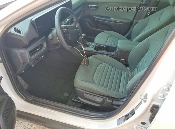 3KPFU4DE0SE002336 2025 KIA K4 White Սալոնի դիմացի տեսք