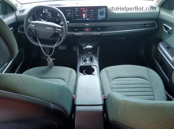 3KPFU4DE0SE002336 2025 KIA K4 White Առջևի վահանակի տեսք