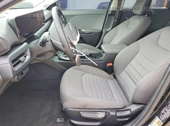 3KPFU4DE1SE198285 2025 KIA K4 Black Սալոնի դիմացի տեսք