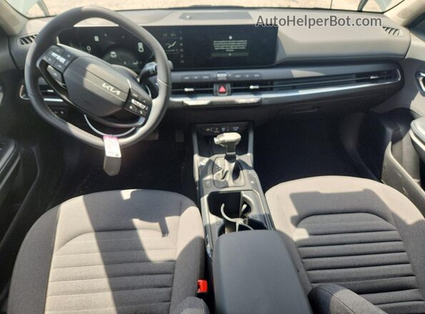 3KPFU4DE2SE217961 2025 KIA K4 Gray Առջևի վահանակի տեսք