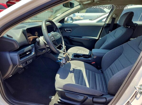 3KPFU4DE4SE221641 2025 KIA K4 White წინა სალონის ხედი