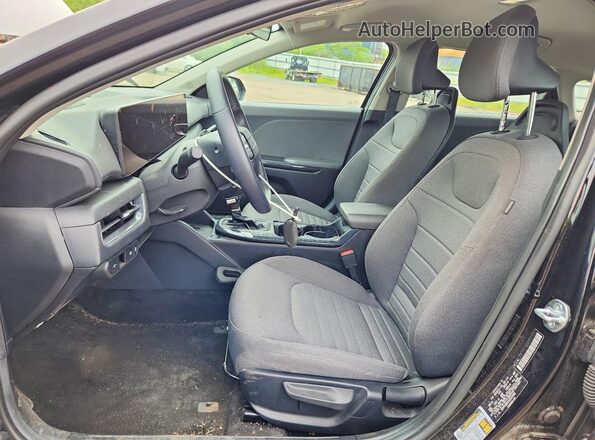 3KPFU4DE5SE015308 2025 KIA K4 Black Вид салону спереду