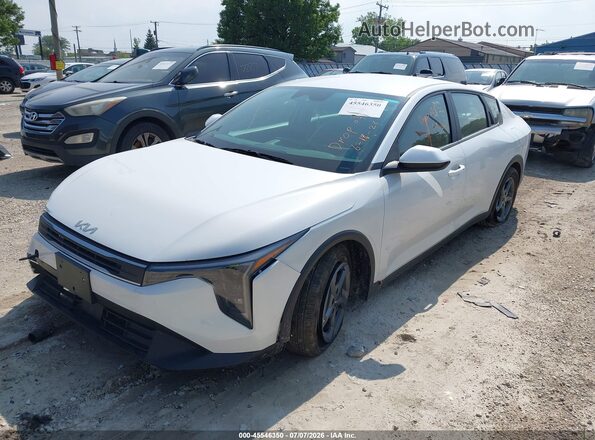 3KPFU4DE5SE123430 2025 KIA K4 White Առջևի ձախ երեք քառորդ տեսարան