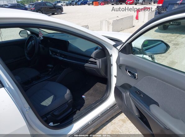 3KPFU4DE5SE123430 2025 KIA K4 White Սալոնի դիմացի տեսք