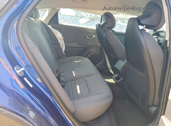 3KPFU4DE6SE229904 2025 KIA K4 Blue Vista de los asientos traseros