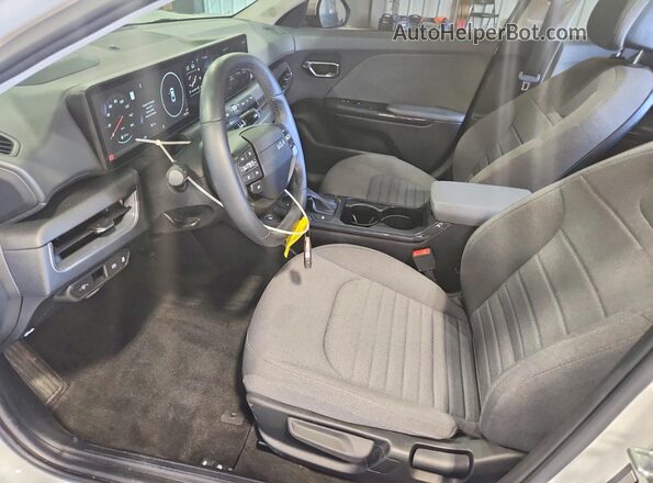 3KPFU4DE7SE009929 2025 KIA K4 White Front interior view