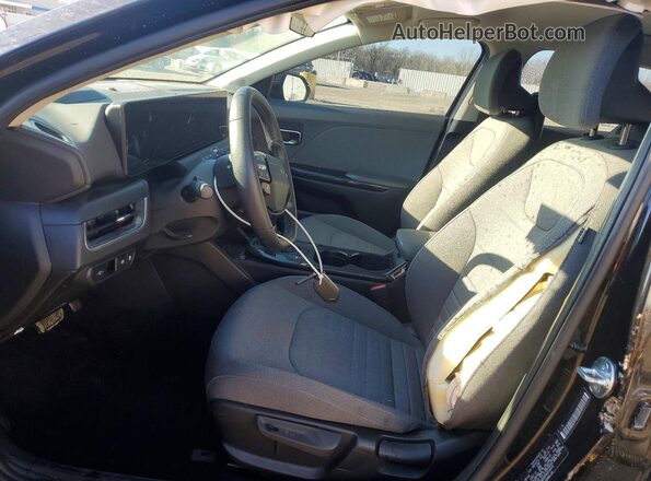3KPFU4DE8SE014475 2025 KIA K4 Black წინა სალონის ხედი