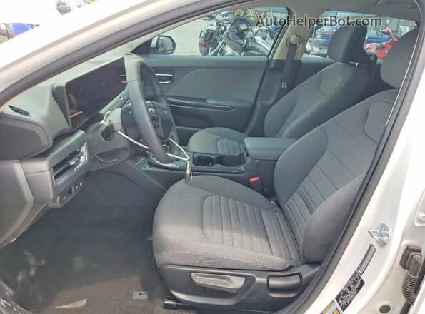 3KPFU4DE8SE066821 2025 KIA K4 White Vista interior delantera