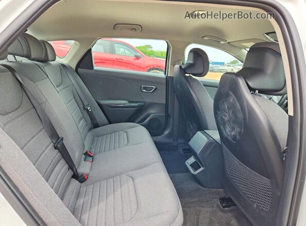 3KPFU4DE8SE168166 2025 KIA K4 White Вид задніх сидінь