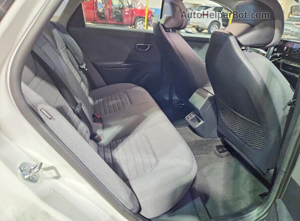 3KPFU4DEXSE058686 2025 KIA K4 White Vista de los asientos traseros