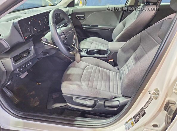 3KPFU4DEXSE058686 2025 KIA K4 White Vista interior delantera