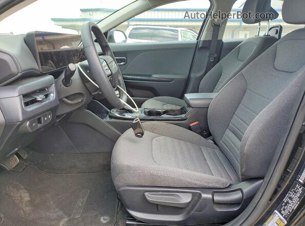 3KPFU4DEXSE122130 2025 KIA K4 Black წინა სალონის ხედი