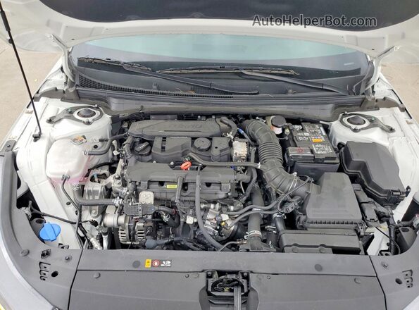 3KPFW4DC1SE222092 2025 KIA K4 White Widok wnętrza z tyłu
