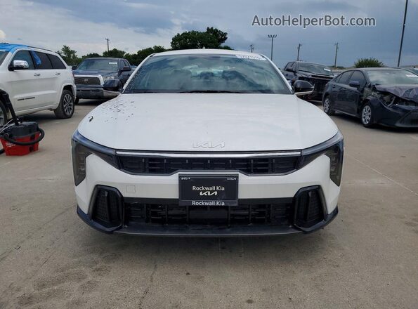 3KPFW4DE0SE200490 2025 KIA K4 White Widok z przodu