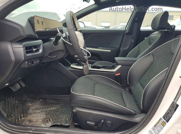 3KPFW4DE0SE200490 2025 KIA K4 White Widok wnętrza z przodu
