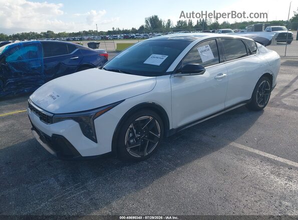 3KPFW4DE3TE274469 2026 KIA K4 White Առջևի ձախ երեք քառորդ տեսարան