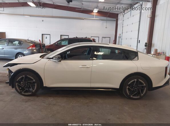 3KPFW4DE4SE162407 2025 KIA K4 White 360 interior view