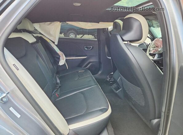 3KPFW4DE6SE074653 2025 KIA K4 Silver Vista de los asientos traseros