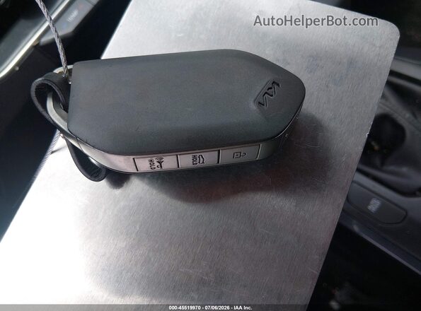3KPFW4DE6SE218797 2025 KIA K4 White Առջևի վահանակի տեսք