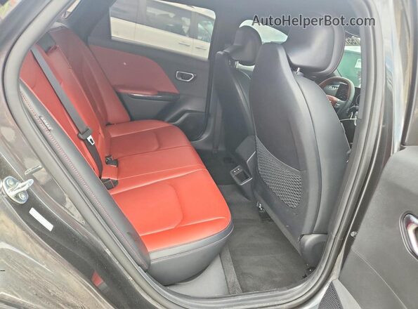 3KPFW4DE7SE047140 2025 KIA K4 Black Vista de los asientos traseros