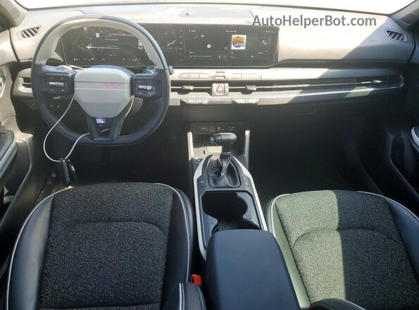 3KPFW4DE8SE102422 2025 KIA K4 Charcoal Widok deski rozdzielczej