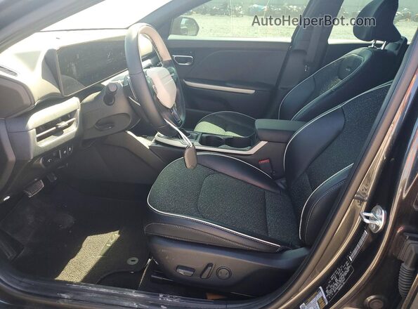 3KPFW4DE8SE102422 2025 KIA K4 Charcoal Widok wnętrza z przodu
