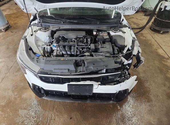 3KPFW4DE9SE122369 2025 KIA K4 White უკანა სალონის ხედი