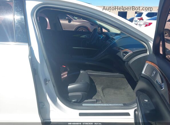 3LN6L2J95GR602876 2016 LINCOLN MKZ White Front interior view