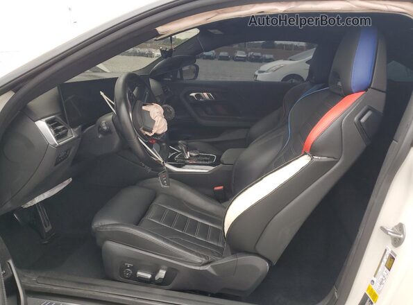 3MF13DM01P8D73896 2023 BMW M2 White Vista interior delantera