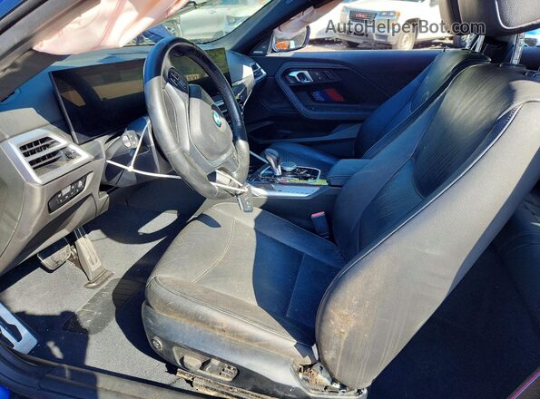 3MF23DM0XS8F81594 2025 BMW M2 Blue წინა სალონის ხედი