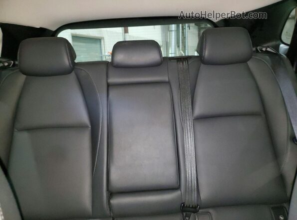 3MVDMBBM3PM529191 2023 MAZDA CX-30 White Vista de los asientos traseros