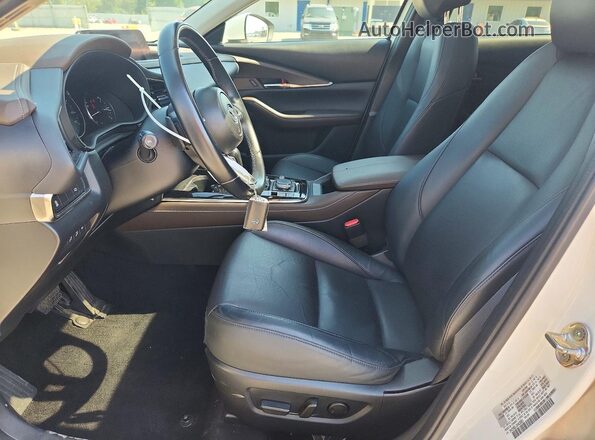 3MVDMBDL4NM438951 2022 MAZDA CX-30 White Front interior view