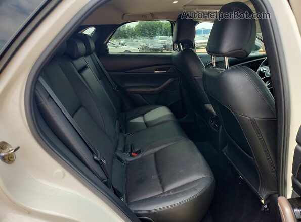 3MVDMBDY8NM429035 2022 MAZDA CX-30 White Rear interior view