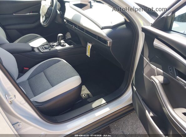 3MVDMBXLXTM150103 2026 MAZDA CX-30 Silver Вид салону спереду