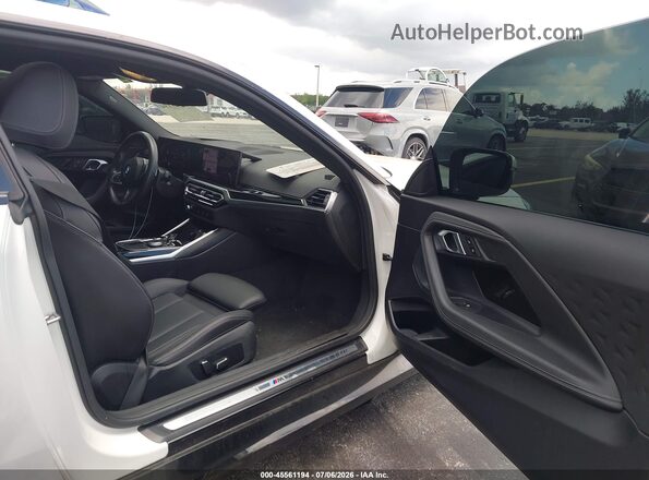 3MW23CM09R8E38656 2024 BMW 2 SERIES White წინა სალონის ხედი