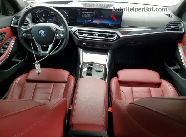 3MW39FF07P8D01696 2023 BMW 3 SERIES Gray Вид панелі приладів