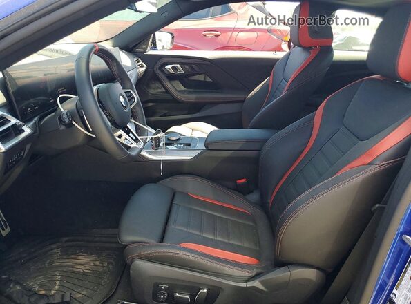3MW43CM07S8F54887 2025 BMW M2 Blue წინა სალონის ხედი