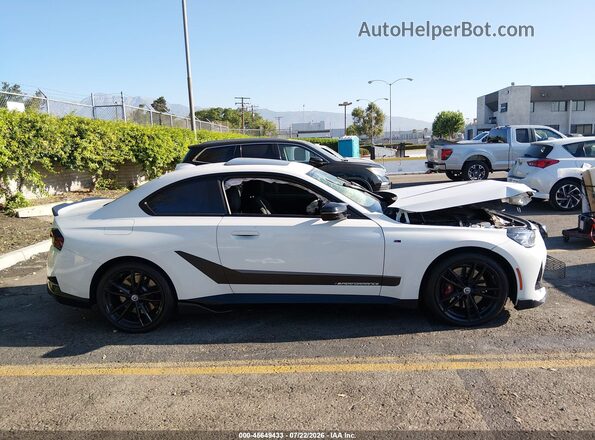 3MW53CM05N8C72420 2022 BMW M2 White უკანა სალონის ხედი