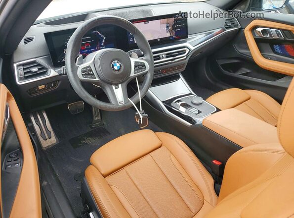 3MW53CM06P8D56250 2023 BMW M2 Gray Vista del salpicadero