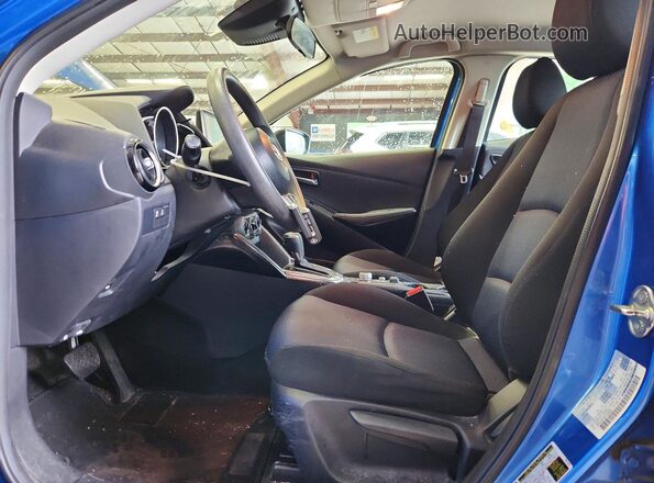 3MYDLBYV0HY163805 2017 TOYOTA YARIS Blue წინა სალონის ხედი